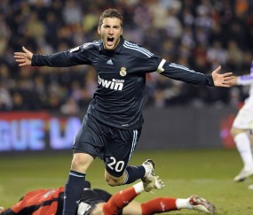 开云体育app-福克斯化身防守铁闸，鹈鹕鏖战国王演绎现代篮球绞杀战