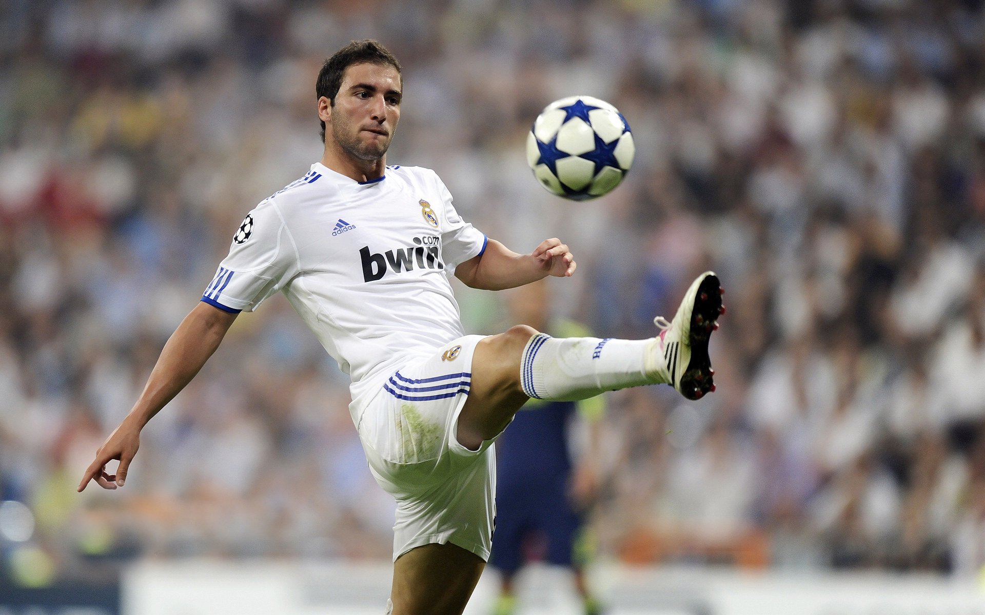 戈贝尔筑起叹息之墙，开拓者用铁血防守将深圳队钉在耻辱柱上